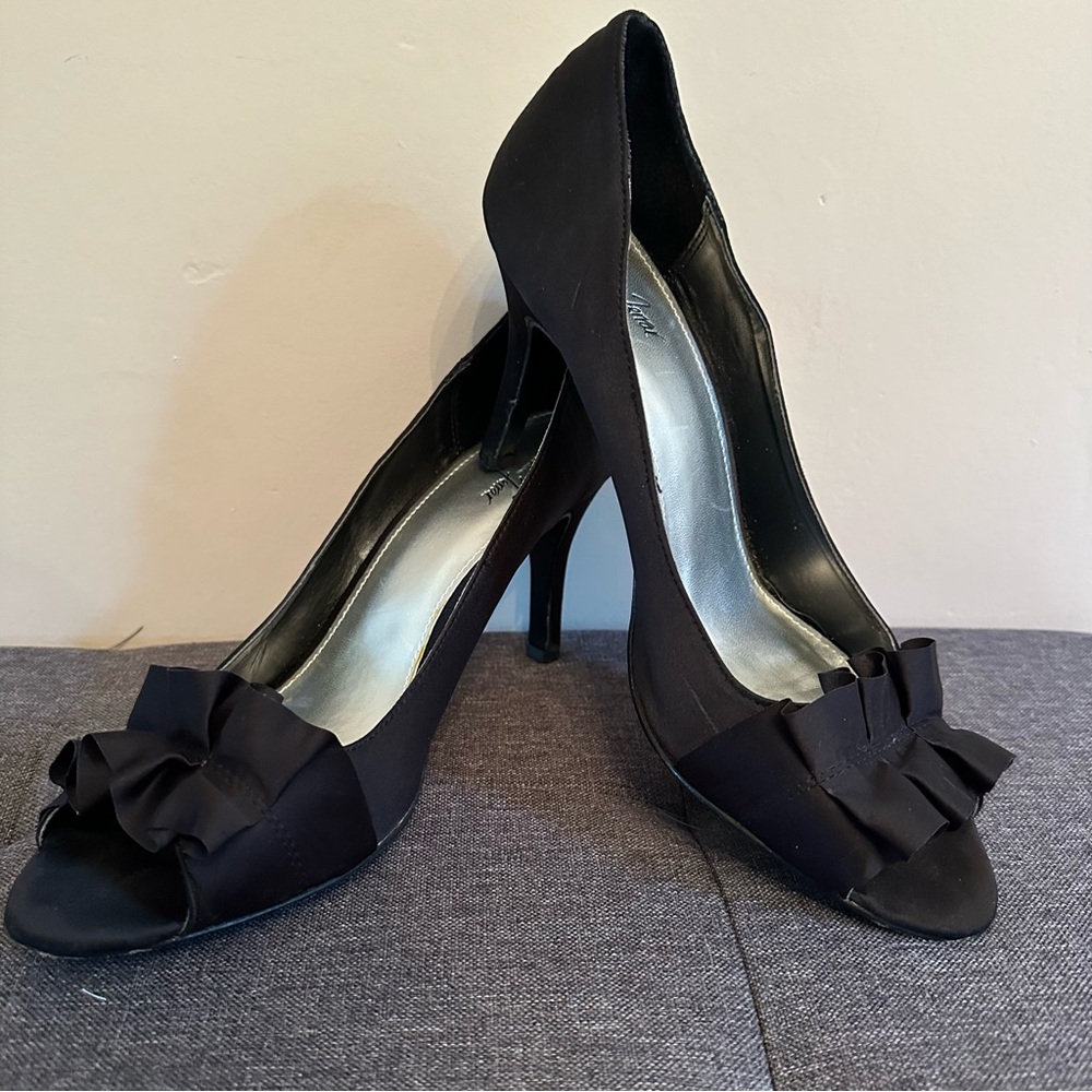 Jacqueline Ferrar Black Ruffle Heels